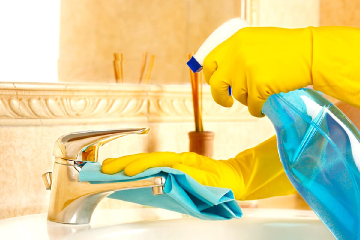 How to Deep Clean Your Bathroom Image